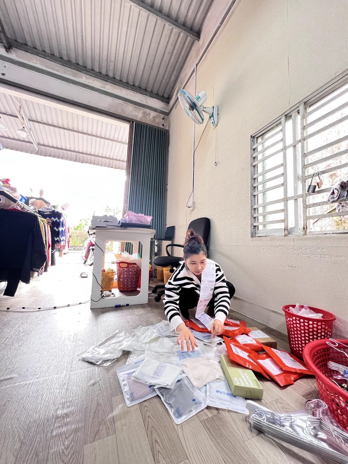 Chị Kiều Tiên đang chuẩn bị đơn hàng đồ lót cho các mẹ